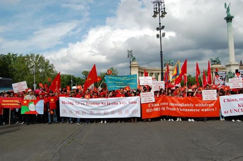 Người Việt tại Hungary tuần hành phản đối Trung Quốc  - ảnh 2